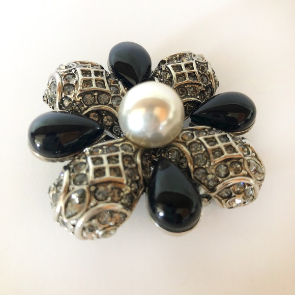 ST. JOHN BROOCH - LIKE NEW - Picture 2 of 3